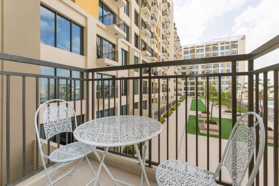 Chic and Modern 1BR, Near Golf Course with Pool and Gym Apartment in Dubai
