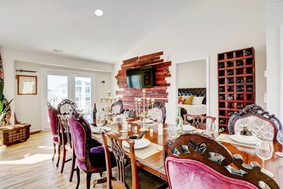 TV and multimedia, Food and drinks, Seating area, Dining area, Food, Drinks, oven