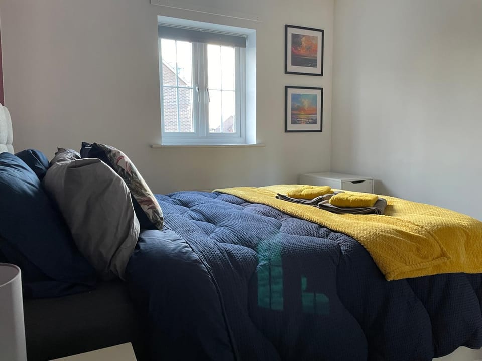 Stunning Large Detached Gloucester, 4 beds, 3 bedroom, 2 bathroom property, Nr Chelt, The Docks and Quays sleeps 6 House in Stroud District