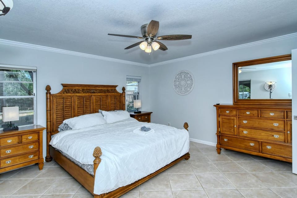 Walk to Beach, Restaurants, Shopping/Hot Tub! House in Florida