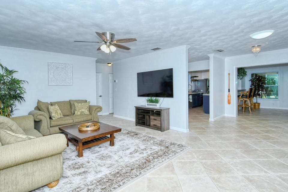 Walk to Beach, Restaurants, Shopping/Hot Tub! House in Florida