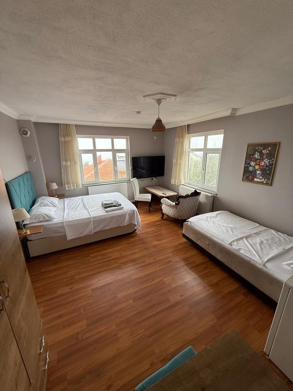 Bed, TV and multimedia, Photo of the whole room, Bedroom, towels