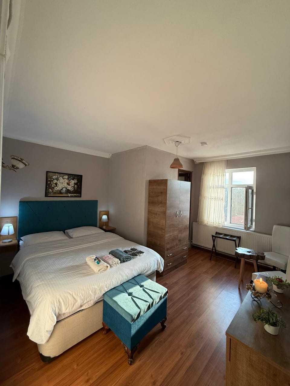 Bed, TV and multimedia, Kitchen or kitchenette, Living room, Photo of the whole room, Seating area, Bedroom, towels, wardrobe