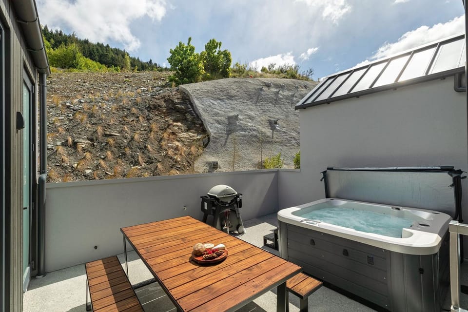 Day, Hot Tub