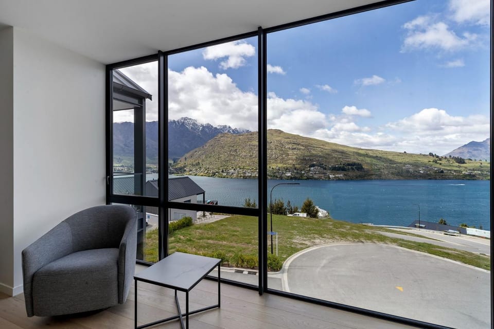 Day, View (from property/room), Living room, Lake view, Mountain view