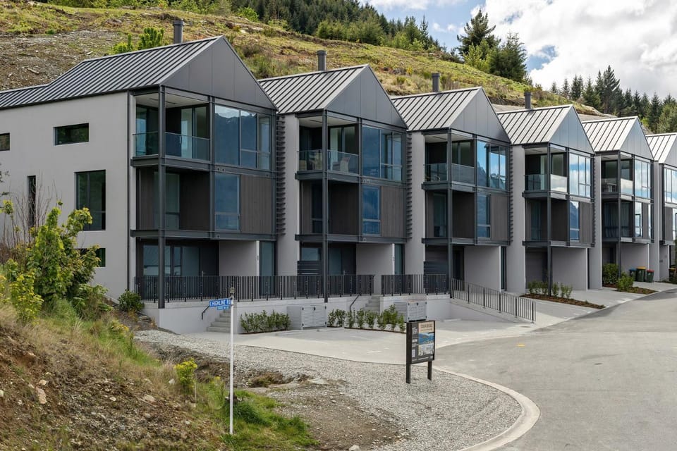 Property building, Day, Neighbourhood, Natural landscape, Mountain view, Street view, Parking