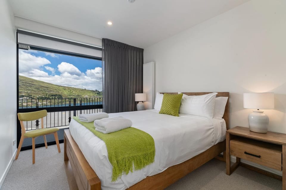 Bed, Natural landscape, View (from property/room), Bedroom, Lake view, Mountain view
