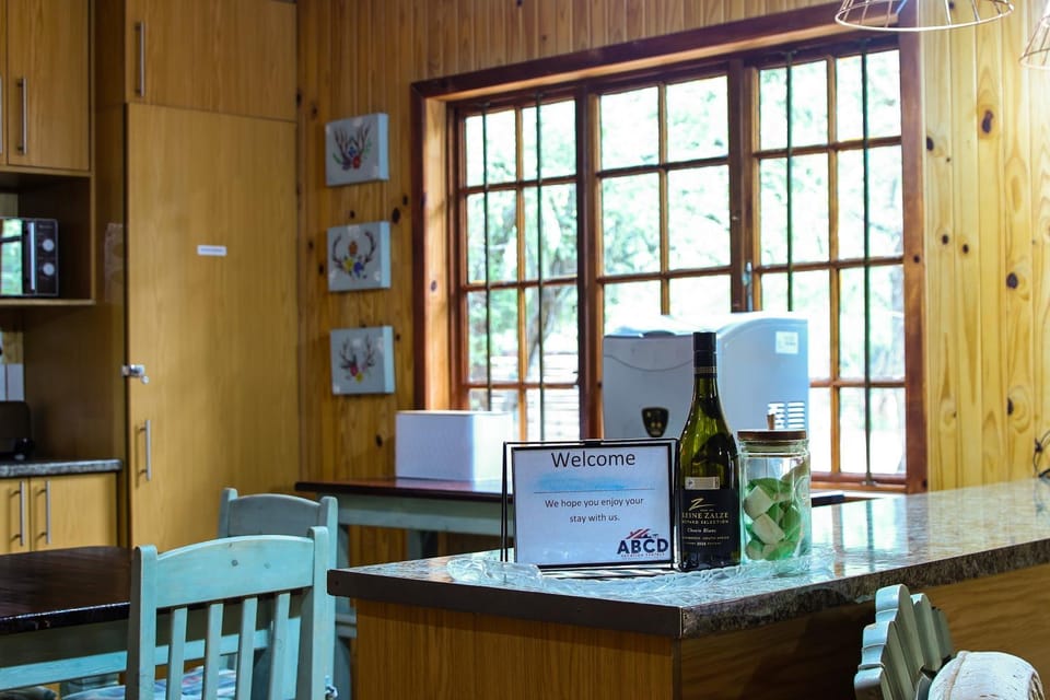 Kitchen or kitchenette, Dining area, Alcoholic drinks