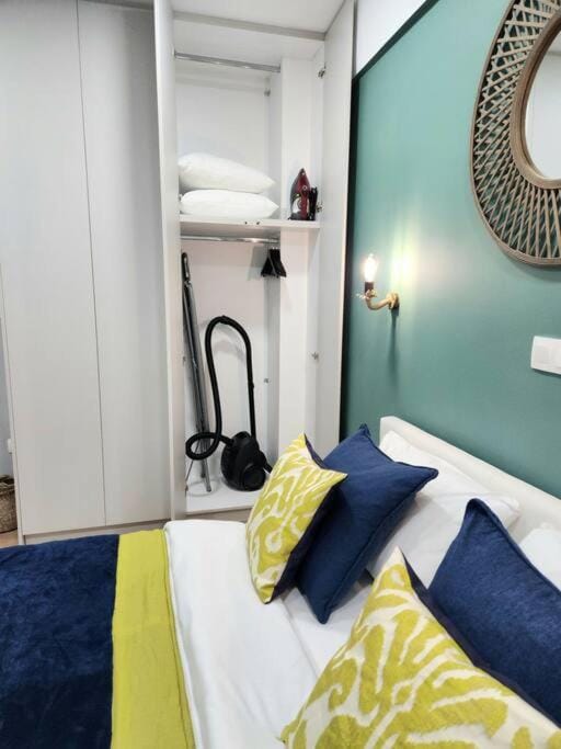 Bed, Bedroom, flat iron, wardrobe