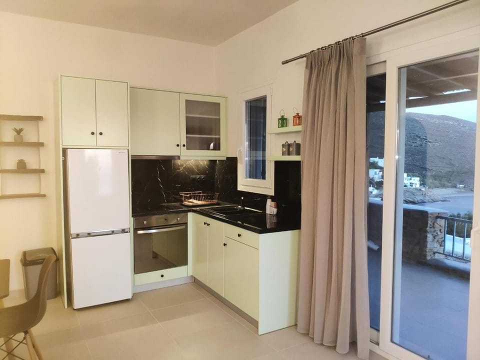 Kitchen or kitchenette, Dining area, stove