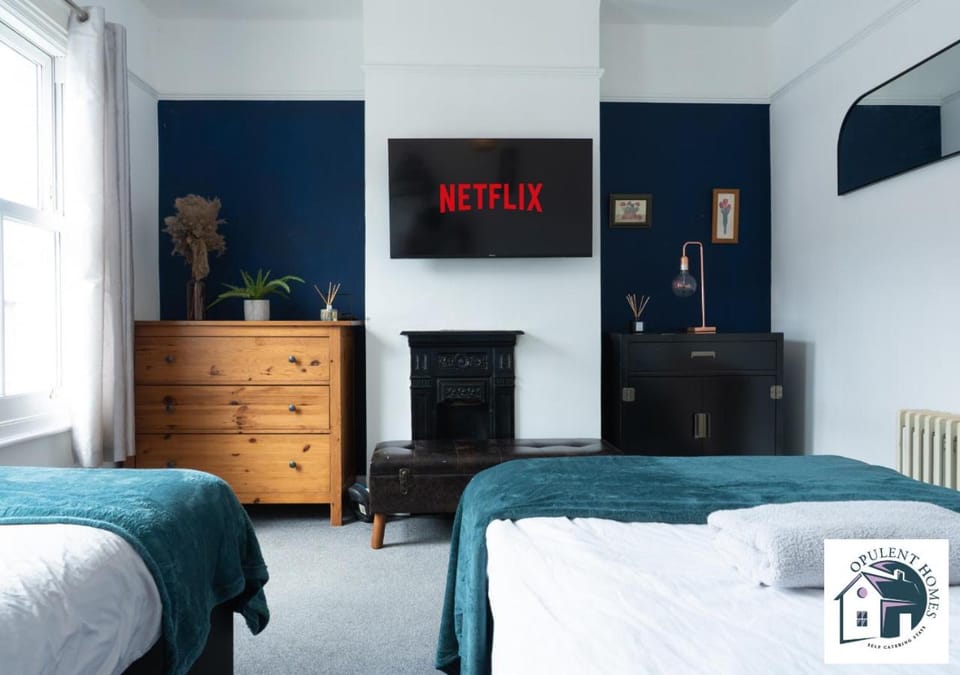 Bed, TV and multimedia, Photo of the whole room, Evening entertainment, Bedroom