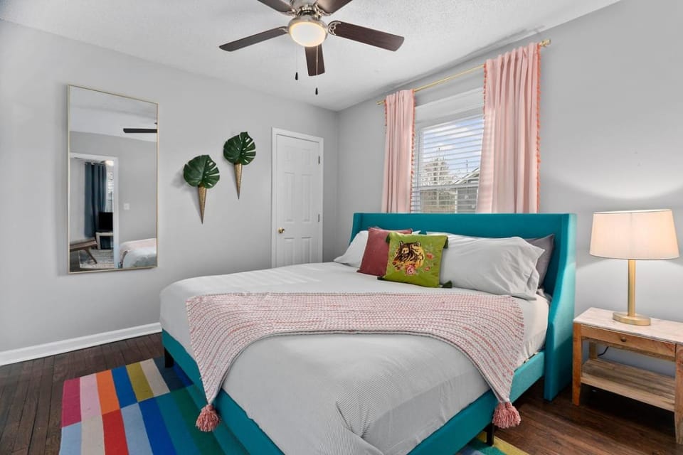 4-Bed Home by KU & 39th St Shops 4 House in Kansas City