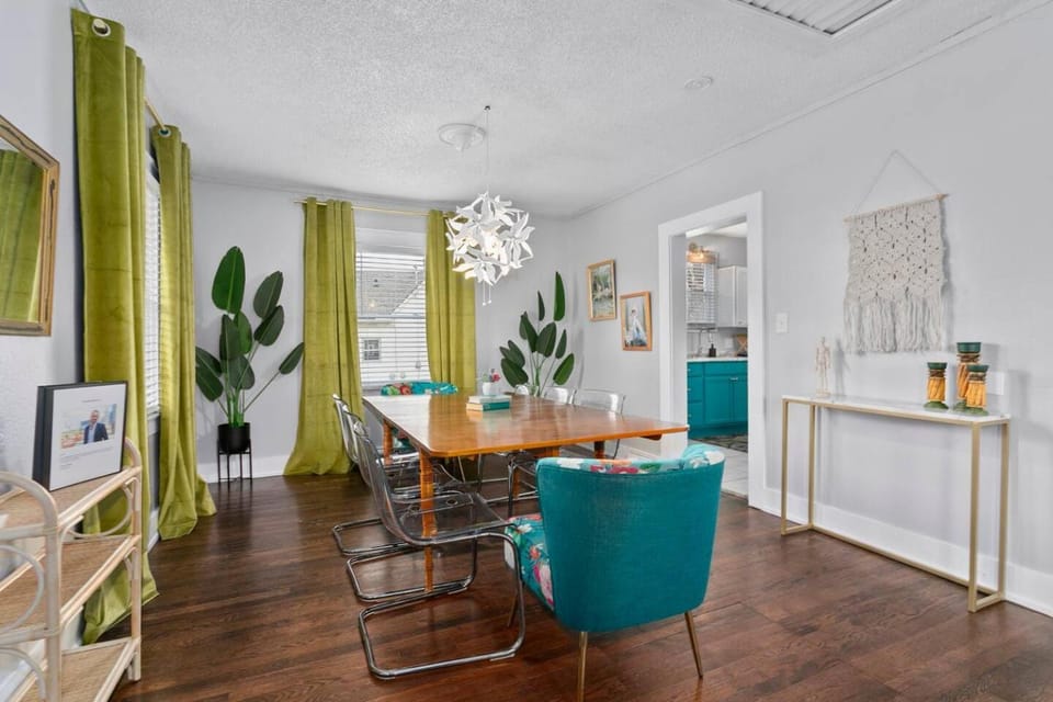 4-Bed Home by KU & 39th St Shops 4 House in Kansas City