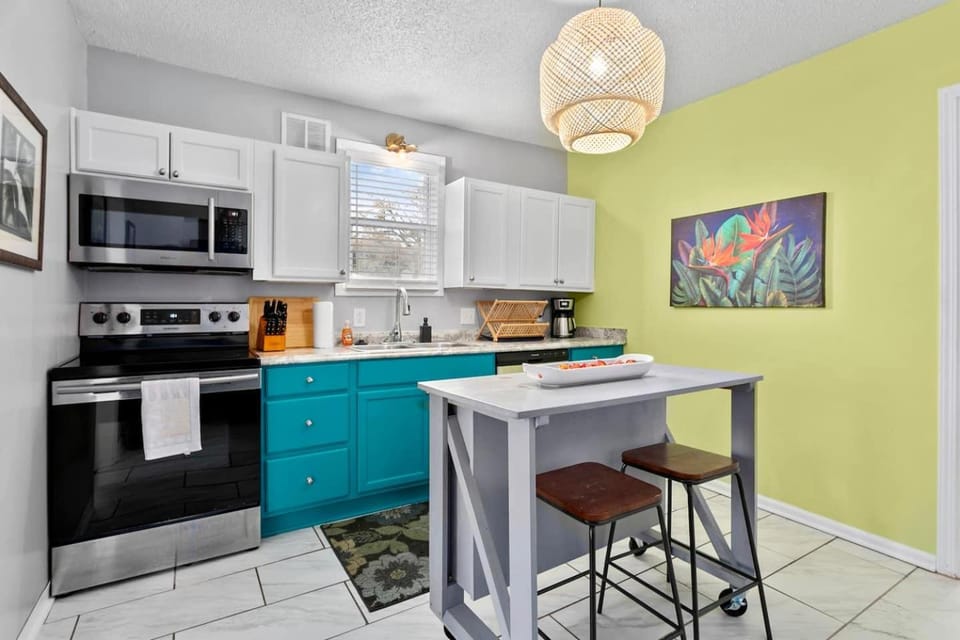4-Bed Home by KU & 39th St Shops 4 House in Kansas City