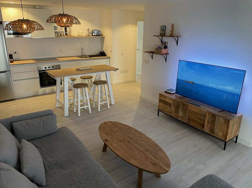 TV and multimedia, Kitchen or kitchenette, Living room, Seating area, Dining area, oven, stove