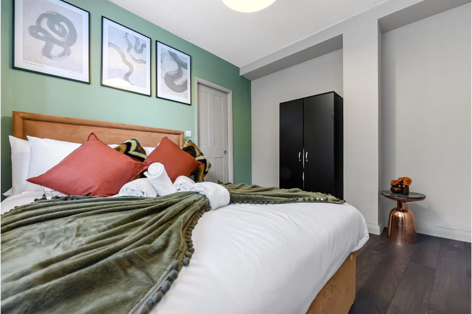 Bed, TV and multimedia, Photo of the whole room, Bedroom, towels, wardrobe
