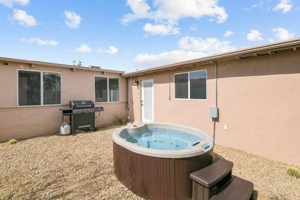 The Desert Nomad Retreat in Joshua Tree Village House in Joshua Tree