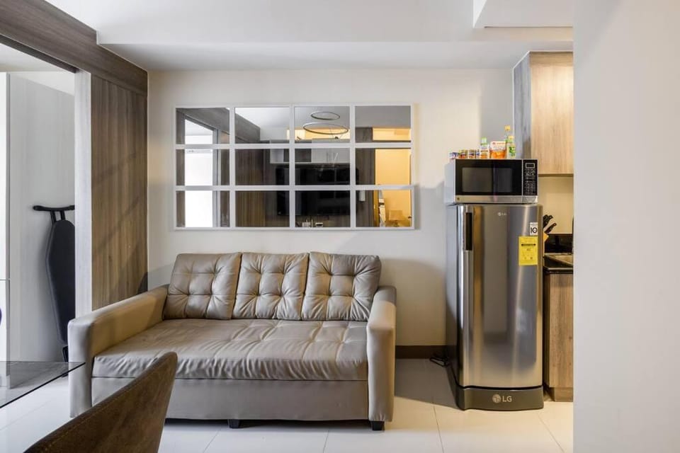Kitchen or kitchenette, Living room, Seating area, minibar, oven
