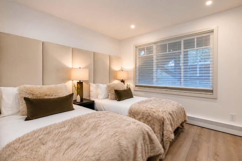 2 BR 3BA Condo - AC, Heated Pool, Walk to Town House in Aspen