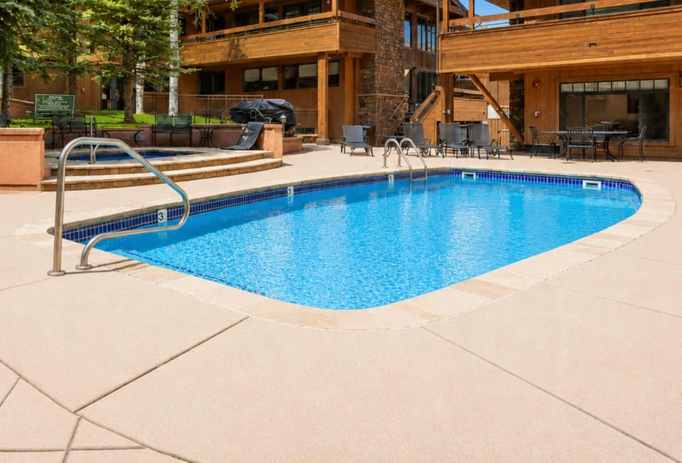 2 BR 3BA Condo - AC, Heated Pool, Walk to Town House in Aspen