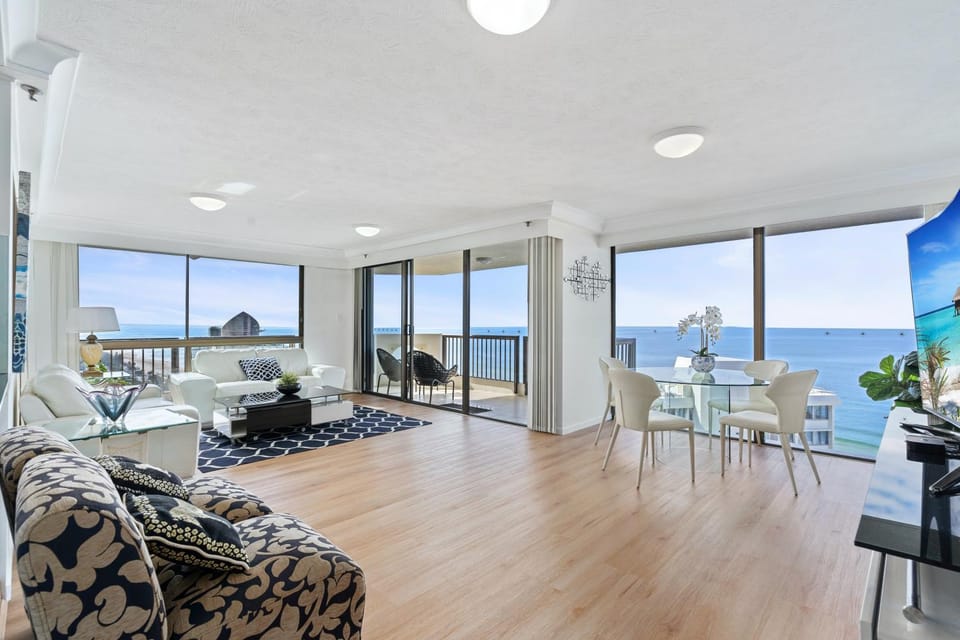 Communal lounge/ TV room, Living room, Seating area, Dining area, Sea view