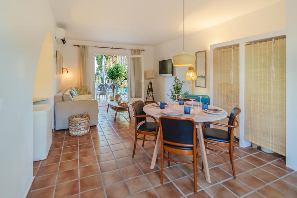Patio, TV and multimedia, Living room, Dining area, Garden view