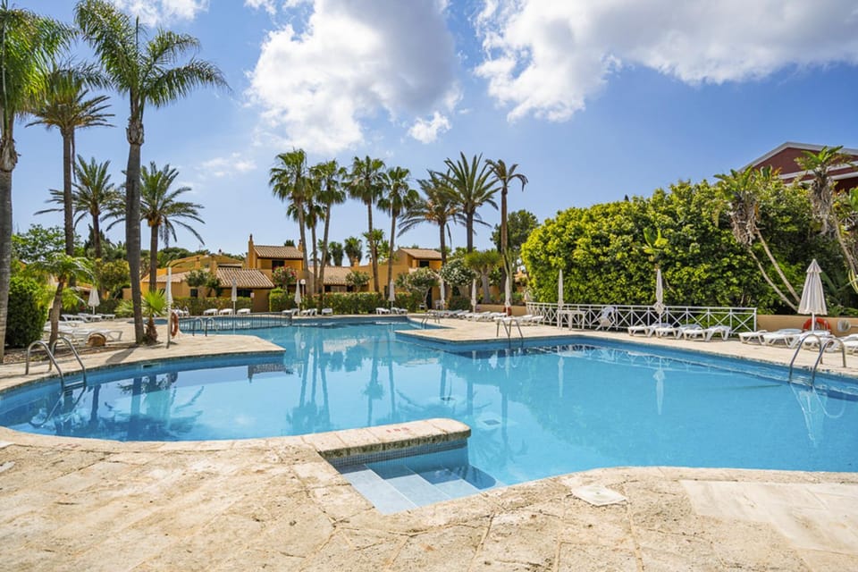 Off site, Day, Summer, Swimming pool, sunbed