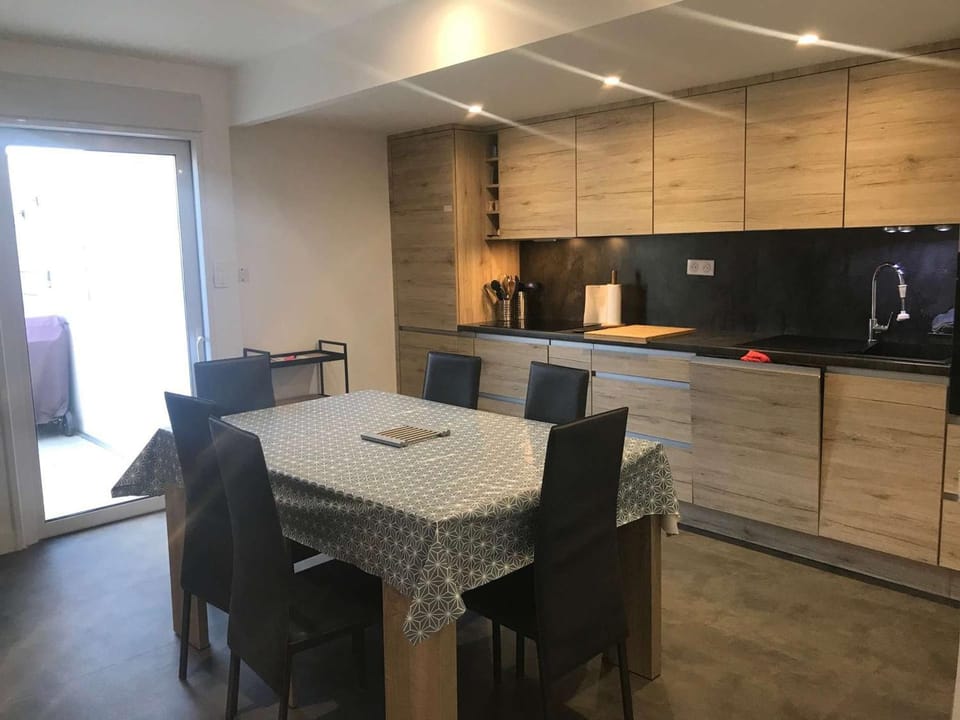 Bel Appartement Cœur de Ville, 6 Pers, Terrasse, Clim, Parking, à 400m de la Plage - FR-1-701-7 Apartment in Occitanie