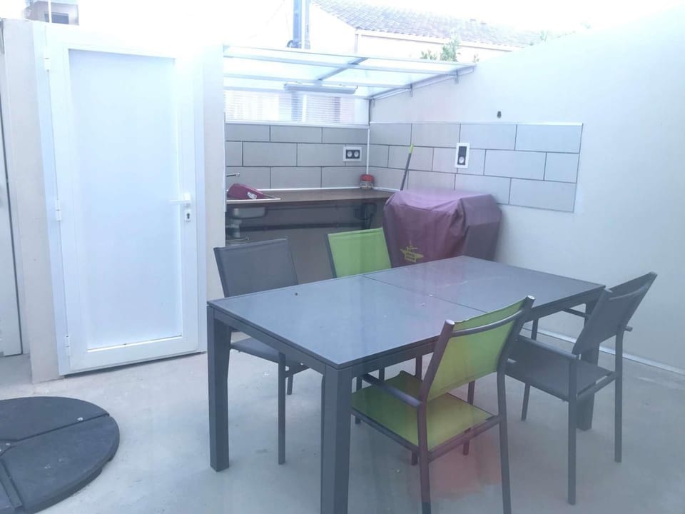 Bel Appartement Cœur de Ville, 6 Pers, Terrasse, Clim, Parking, à 400m de la Plage - FR-1-701-7 Apartment in Occitanie