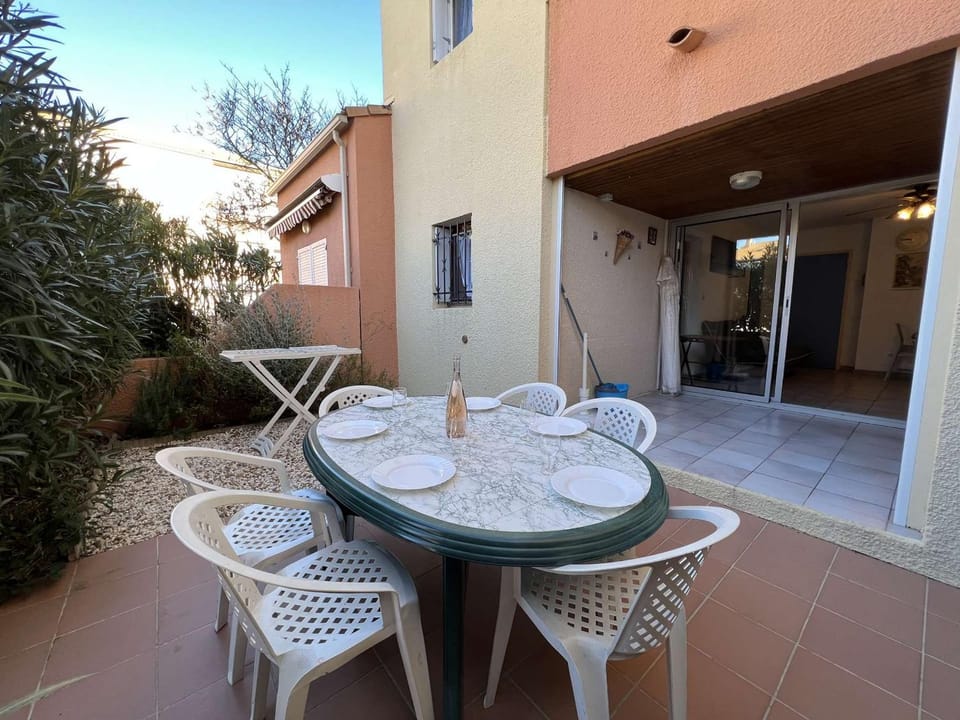 T3 avec Terrasse Spacieuse, Proche Plage, 4 Pers., Parking Inclus - FR-1-701-27 Apartment in Occitanie