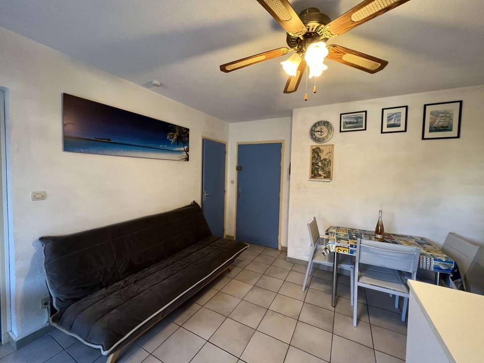 T3 avec Terrasse Spacieuse, Proche Plage, 4 Pers., Parking Inclus - FR-1-701-27 Apartment in Occitanie
