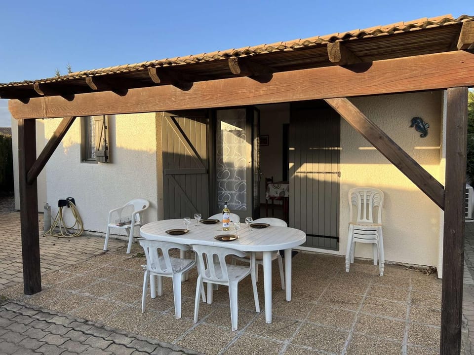 Maison avec Cour, Piscine Sécurisée, Climatisation, 3 Chambres, Proche Plage, 8 Personnes - FR-1-701-33 House in Occitanie