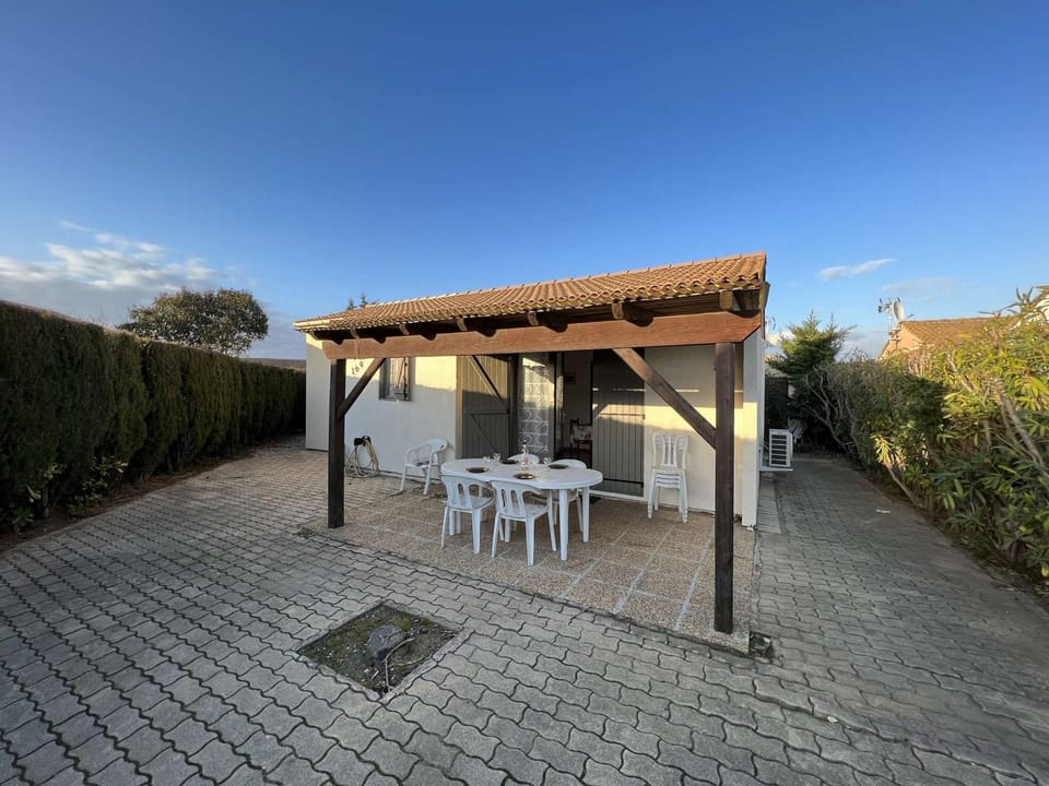 Maison avec Cour, Piscine Sécurisée, Climatisation, 3 Chambres, Proche Plage, 8 Personnes - FR-1-701-33 House in Occitanie