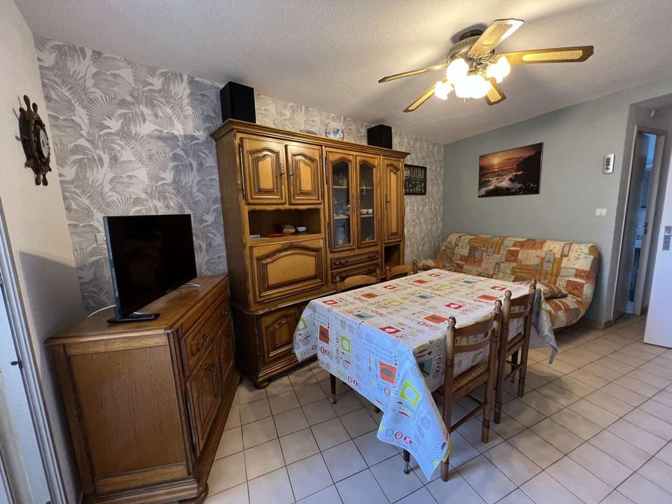 Appartement T2 proche centre, 6 pers. avec balcon, ascenseur, à 400m de la plage et 200m des commerces - FR-1-701-38 Apartment in Occitanie