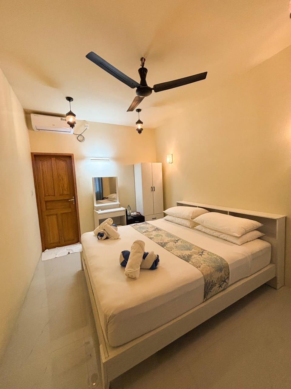Bed, Coffee/tea facilities, Photo of the whole room, Bedroom, towels, wardrobe, air conditioner