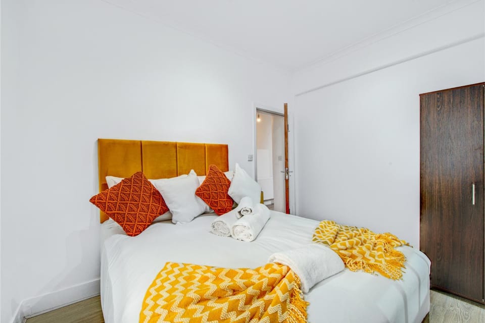 Bed, Photo of the whole room, Bedroom, towels, wardrobe