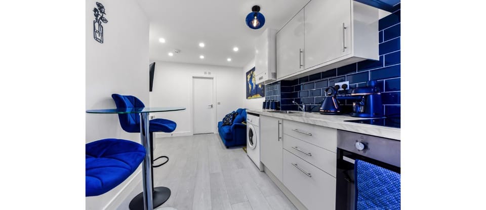 Kitchen or kitchenette, Living room, Seating area, minibar, oven, stove