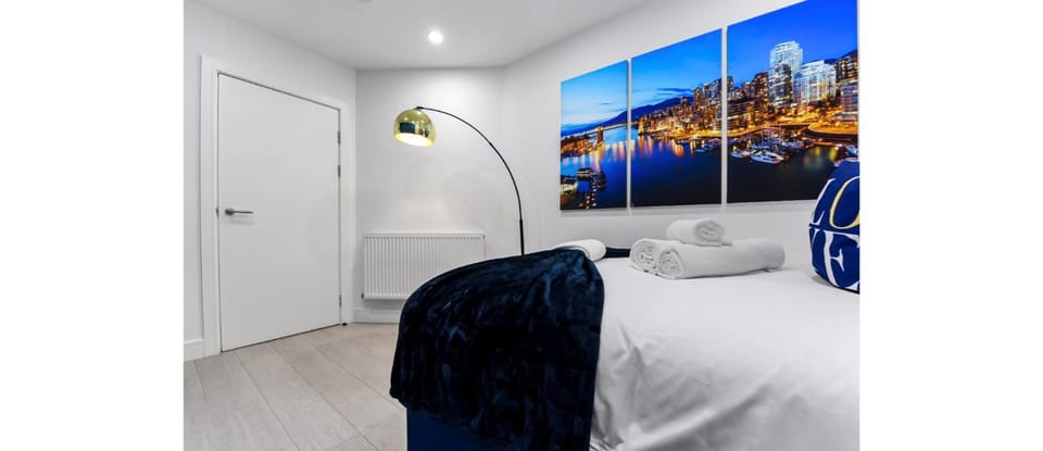 Bed, Seating area, Bedroom