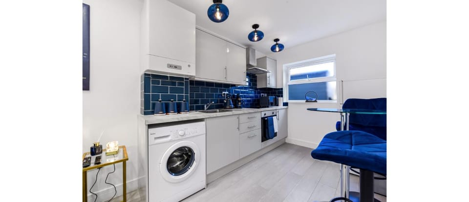 Kitchen or kitchenette, minibar, oven, stove, washing machine