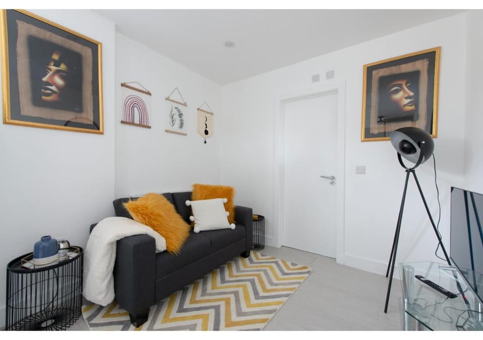 Bed, TV and multimedia, Living room, Seating area, Bedroom