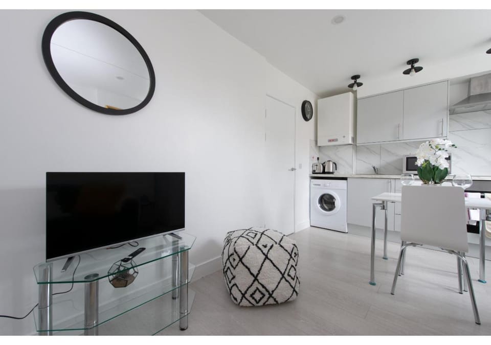 TV and multimedia, Kitchen or kitchenette, Dining area, minibar, oven, stove, toaster