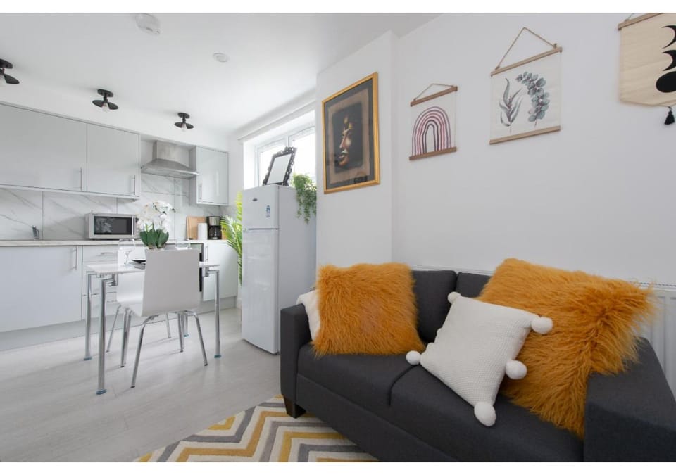 Kitchen or kitchenette, Living room, Seating area, Dining area, minibar, stove