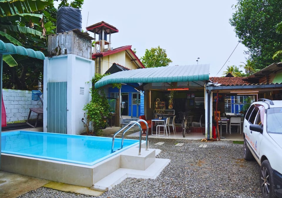 Swimming pool, Parking