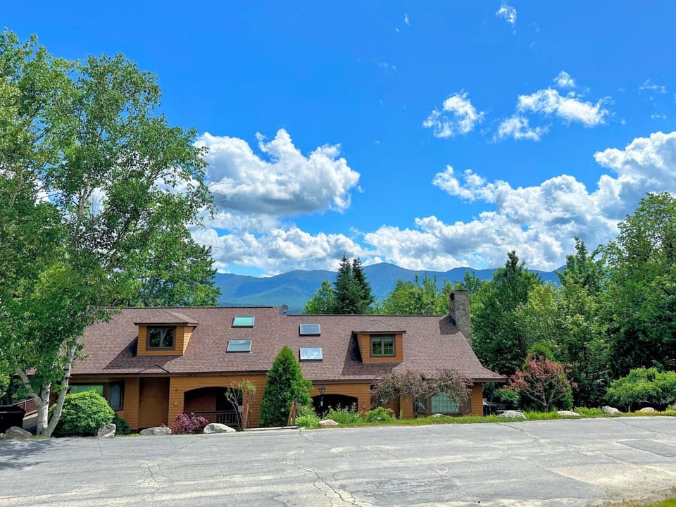FC17 Stylishly renovated Forest Cottage walk to Bretton Woods ski trails wifi cable ping pong Apartment in Carroll