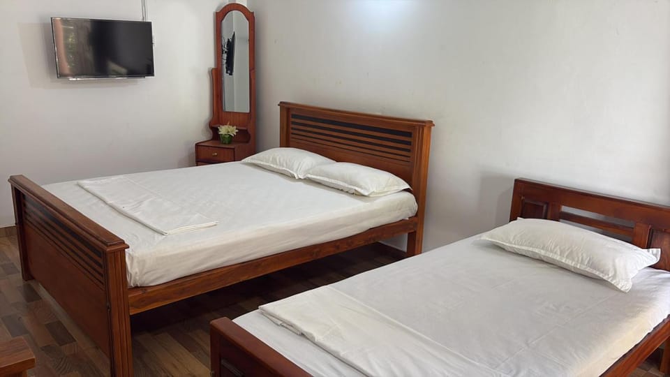 Bed, TV and multimedia, Photo of the whole room, Bedroom, towels