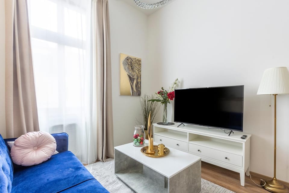 Communal lounge/ TV room, TV and multimedia, Living room, Seating area, Evening entertainment