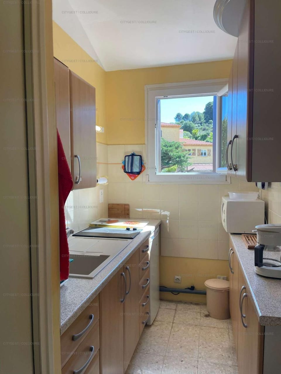 Coffee/tea facilities, Kitchen or kitchenette, microwave, stove
