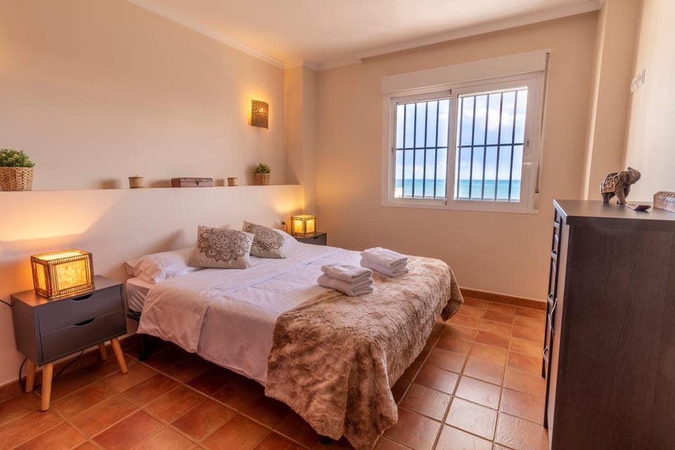 Bed, Bedroom, towels