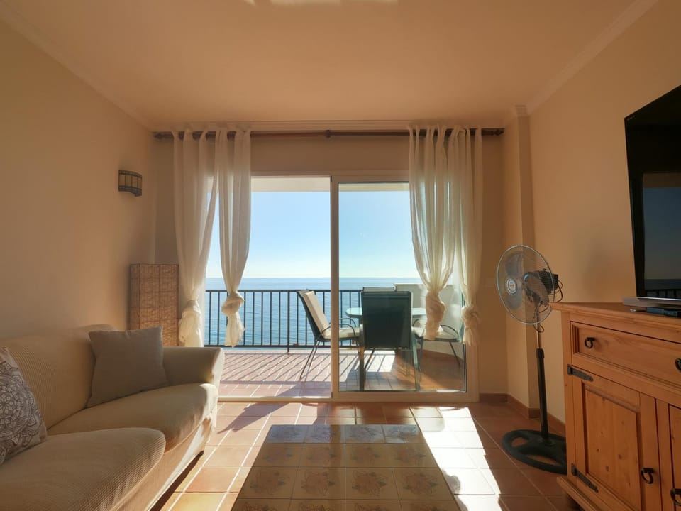 Communal lounge/ TV room, TV and multimedia, Balcony/Terrace, Living room, Seating area, Sea view