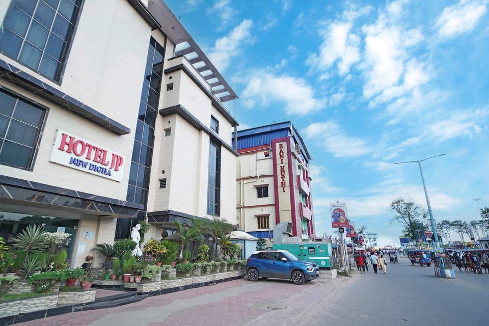 Property building, Day, People, Neighbourhood, City view, Street view, Location, group of guests, Parking